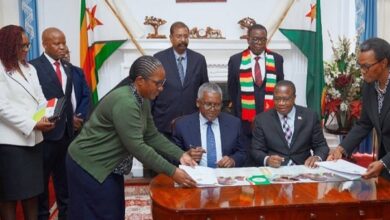 Pictured is Africa’s richest man, Aliko Dangote, signing an agreement with Zimbabwe’s Finance Minister, Mthuli Ncube, formalising his US$1 billion investment commitment to Zimbabwe.