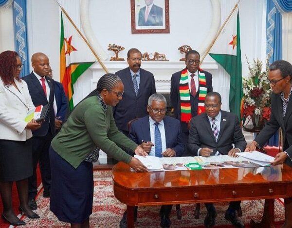 Pictured is Africa’s richest man, Aliko Dangote, signing an agreement with Zimbabwe’s Finance Minister, Mthuli Ncube, formalising his US$1 billion investment commitment to Zimbabwe.