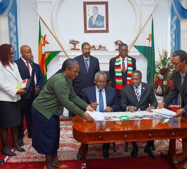 Pictured is Africa’s richest man, Aliko Dangote, signing an agreement with Zimbabwe’s Finance Minister, Mthuli Ncube, formalising his US$1 billion investment commitment to Zimbabwe.